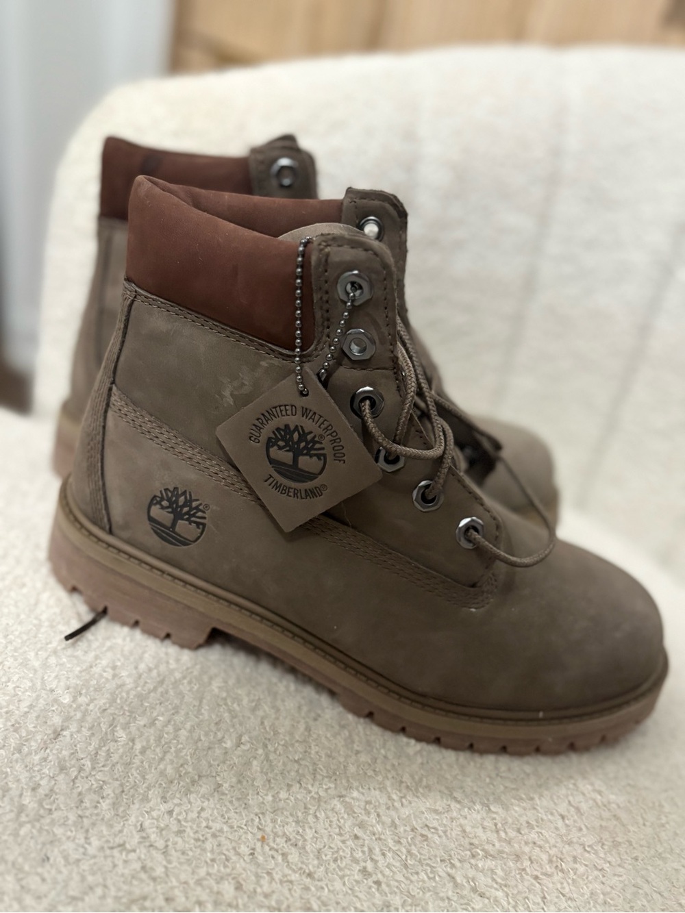 Timberland women’s size 6 Brown Nubuck Lace-Up Boots